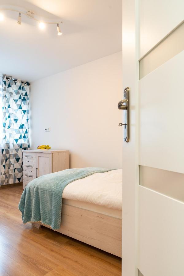 Apartament Pod Swierkiem - Pet Friendly - 2 Osobne Pokoje Dla Max 5 Osob - Space Apart Jelenia Gora Ngoại thất bức ảnh
